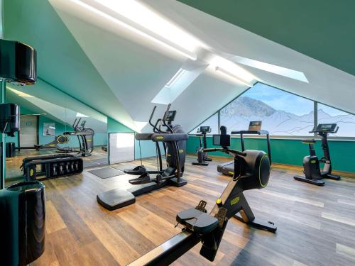 巴特莱辛哈尔ibis Styles Bad Reichenhall的山景客房中的健身房,配有健身器材