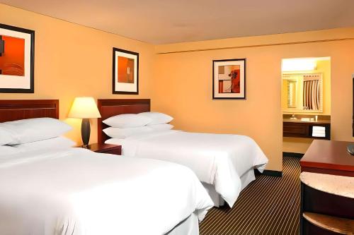 拉法叶Quality Inn West Lafayette - University Area的酒店客房配有两张床和一张书桌