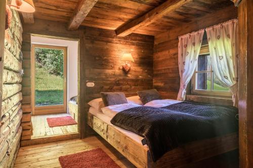 坎波图雷斯Mountain Chalet Obertreyen的小木屋内一间卧室,配有一张床