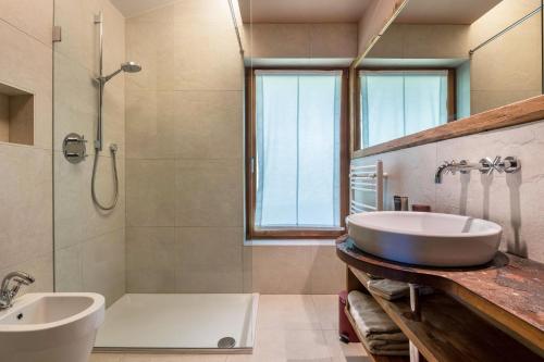坎波图雷斯Mountain Chalet Obertreyen的带浴缸、水槽和淋浴的浴室