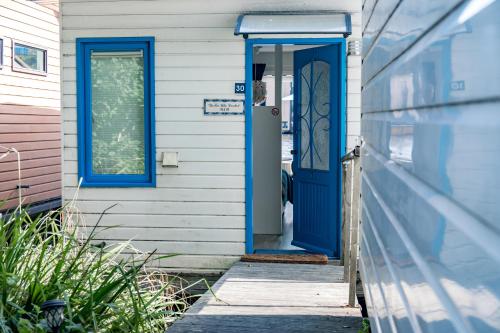 阿姆斯特丹The New Lake Boathouse的白色房子的蓝色前门