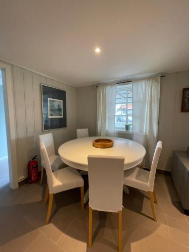 拉尔维克Larvik appartment in the city的一间配备有白色桌椅的用餐室