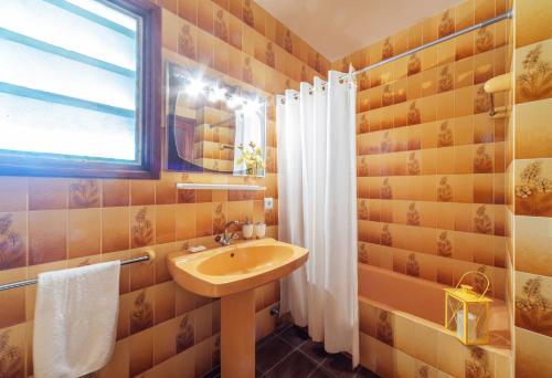 坎帕斯蒂利亚Villa antonio的一间带水槽和窗户的浴室