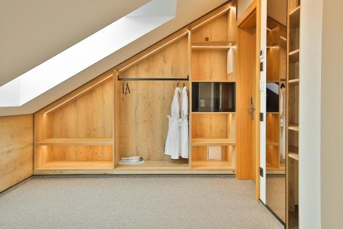 BohorodchanyUnderhill Resort&Spa的步入式衣柜,配有木制橱柜