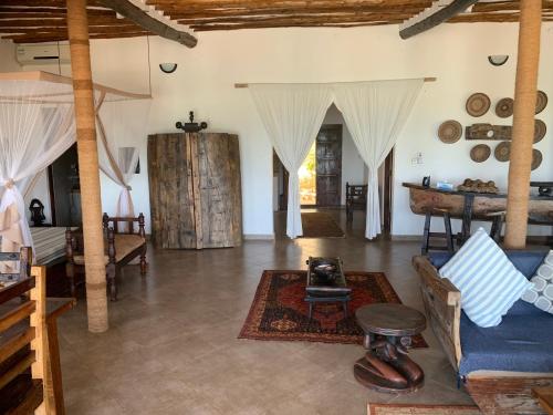 马特姆维Zi Villa Beach Cottage的客厅配有沙发和桌子