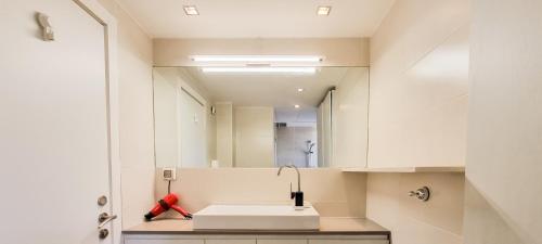 特拉维夫Spacious Condo in New North by FeelHome的一间带水槽和镜子的浴室