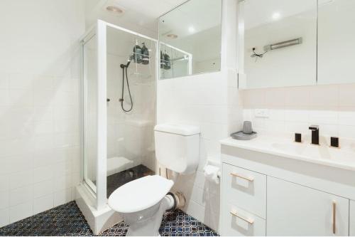 悉尼Harbourside Style, 2 Bed, A/C, Pool -Elizabeth Bay的白色的浴室设有卫生间和水槽。