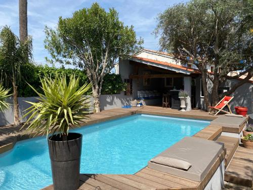 罗克布伦河畔阿尔让Les Trois soleils的一个带庭院和房子的游泳池