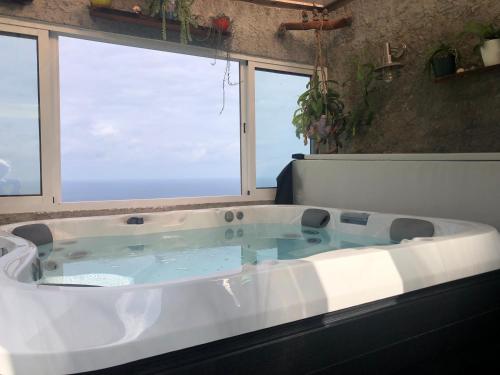 诺德什蒂Paraiso da Pedreira的海景浴缸