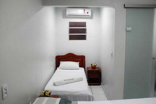 博阿维斯塔Novo Hotel的小房间设有两张床和窗户