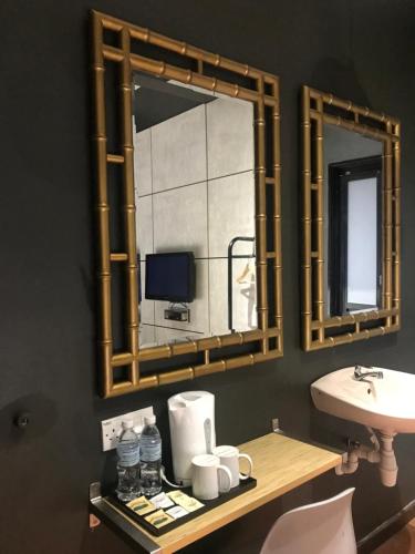 伯恩仓Kavy Boutique Hotel @ KBH的一间带镜子和水槽的浴室