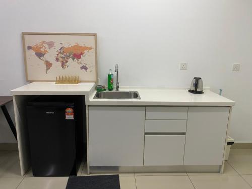 莎阿南Trefoil @ Studio Comfy~Dhomestay 2的厨房柜台设有水槽和冰箱