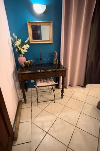 昂特尔德ENTRE DEUX HOTES的一张桌子和一张带镜子的长凳