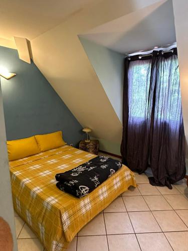昂特尔德ENTRE DEUX HOTES的一间卧室设有一张床和一个窗口