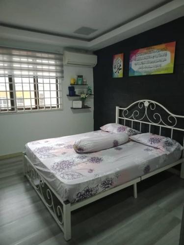 巴西古当Mom's home的一间卧室配有一张白色床架的床
