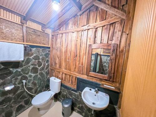 沃诺索博Le Desa Resort Syariah的一间带卫生间和水槽的浴室
