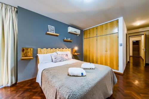 科尔多瓦Viaggiato Nueva Cordoba的一间卧室配有一张大床和两条毛巾