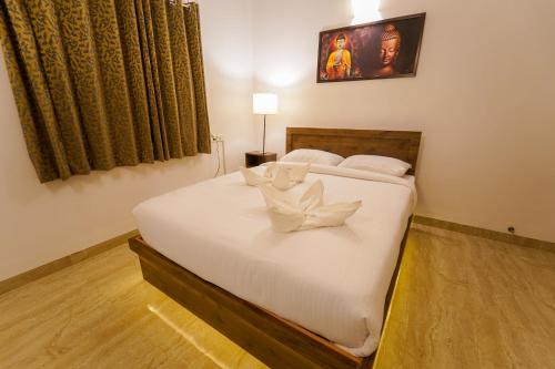 蓬蒂切里La Tamara Luxury的一间卧室配有带白色床单和枕头的床。