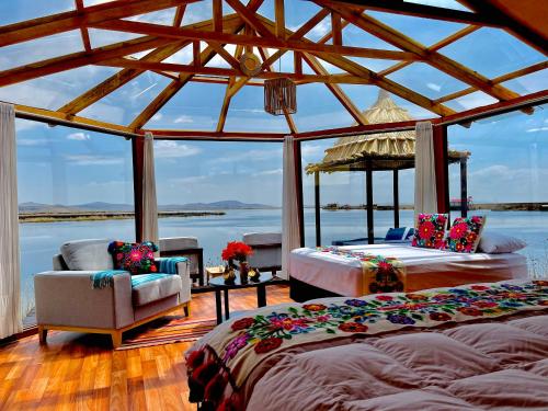 普诺Titicaca Ecolodge Perú的水景客房 - 带两张床