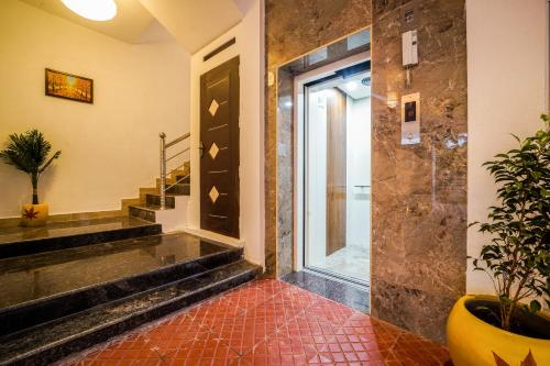 蓬蒂切里La Tamara Luxury的浴室设有玻璃门和植物楼梯