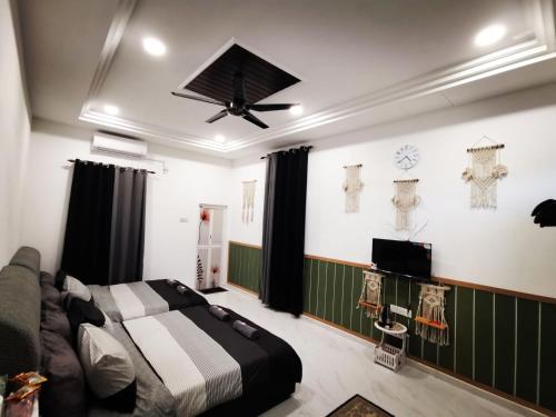 瓜拉丁加奴MINI HOTEL CONCEPT的一间卧室配有一张床和吊扇