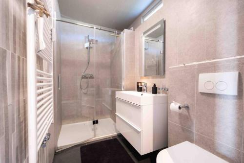诺德韦克Hello Noordwijk - Appartement Duindamseweg 14E的带淋浴、卫生间和盥洗盆的浴室