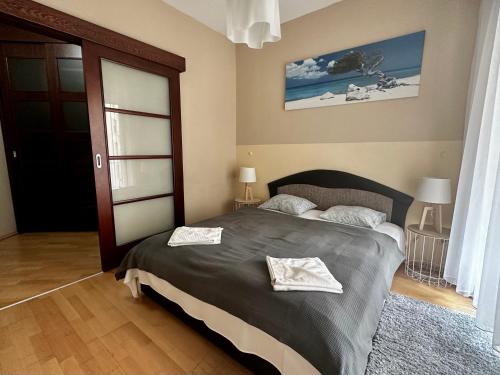 布达佩斯勒达公寓酒店的一间卧室配有一张床,上面有两条毛巾