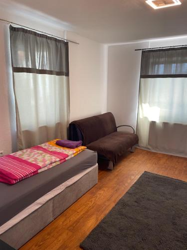 HugsweierApartament mit Schlafzimmer的客厅配有床和沙发