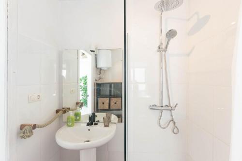 孔佩塔Casa Maria Cómpeta的白色的浴室设有水槽和镜子