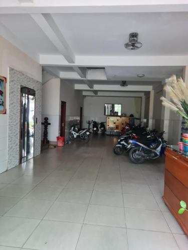 Ðông HòaKhách sạn Dạ Lan的客厅里停着两辆摩托车
