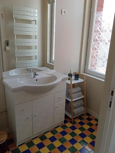 阿尔贝AU CELICT的一间带白色水槽和窗户的浴室