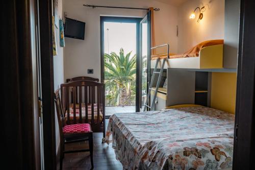 塔维亚诺VILLETTA NEL VERDE CON PISCINA a 5 MINUTI DA GALLIPOLI的一间卧室设有一张床和一个滑动玻璃门