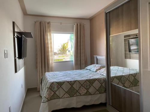 萨尔瓦多Casa do Mar Stella Maris的一间小卧室,配有床和窗户