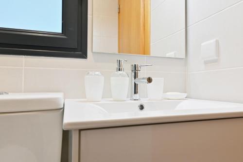塞沙尔Casa Familia Pestana 1, a Home in Madeira的浴室设有白色水槽和镜子