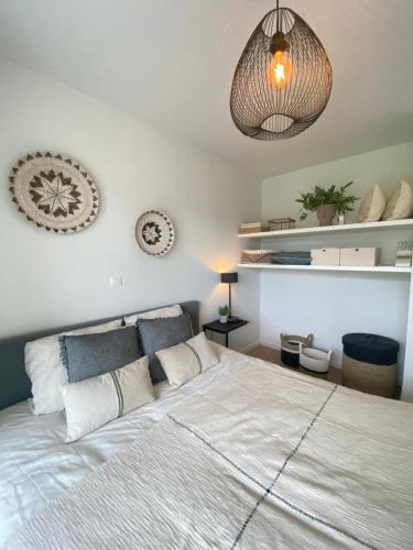 泽布吕赫Luxe 4p appartement aan jachthaven van Zeebrugge Met terrassen en gratis parkeren的卧室配有带枕头的大型白色床