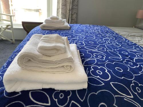 赫尔Cosy and Comfortable Newly Refurbished Family Home的床上的一大堆毛巾
