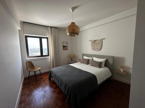 佩尼契Ponte Velha的卧室配有床、椅子和窗户。