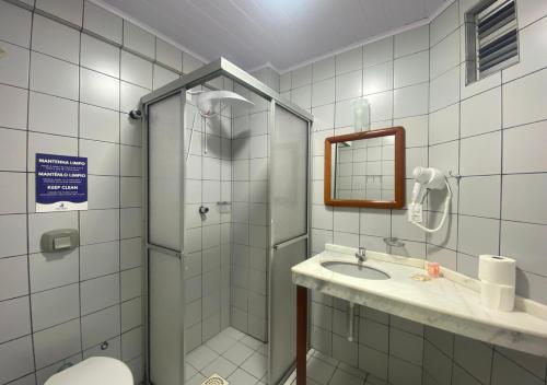 弗洛里亚诺波利斯Ilha Forte Praia Hotel的带淋浴、盥洗盆和卫生间的浴室