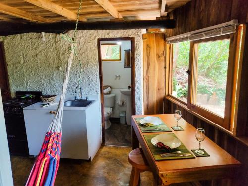 帕洛米诺Makuruma Chalet的客房设有桌子、水槽和卫生间