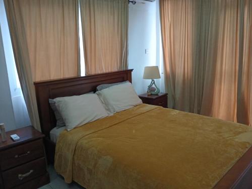 Himma's Apartments的一间卧室设有一张大床和两个窗户。