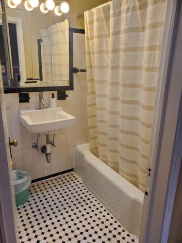 华盛顿The Orange House的一间带水槽、卫生间和淋浴的浴室