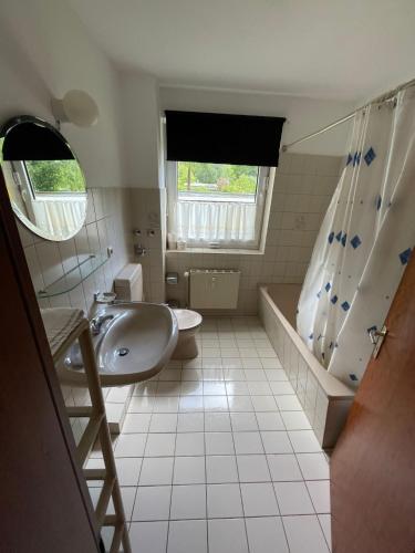 基尔2-Zimmer Monteurwohnung mit großem Balkon的一间带水槽、卫生间和淋浴的浴室