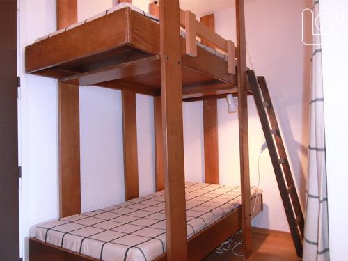 拉普德兹Appartement Huez, 1 pièce, 4 personnes - FR-1-405-65的一张木制双层床,在房间内配有梯子