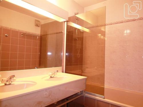 拉普德兹Appartement Huez, 1 pièce, 3 personnes - FR-1-405-87的浴室配有盥洗盆和带镜子的淋浴