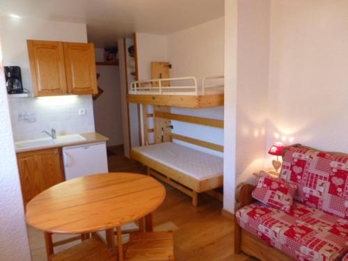 拉普德兹Appartement Huez, 1 pièce, 4 personnes - FR-1-405-96的小房间设有双层床和桌子