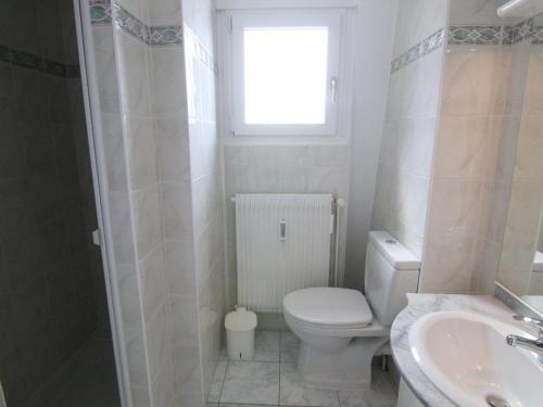 拉普德兹Appartement Huez, 1 pièce, 4 personnes - FR-1-405-96的一间带卫生间、水槽和窗户的浴室