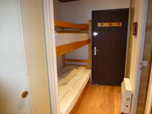 Appartement Huez, 1 pièce, 4 personnes - FR-1-405-117客房内的一张或多张双层床