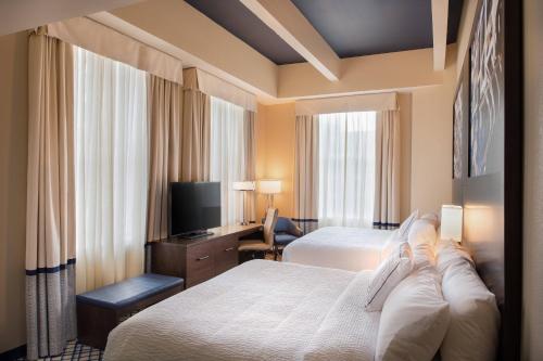 新奥尔良新奥尔良市中心/法国区费尔菲尔德套房客栈的酒店客房设有两张床和电视。