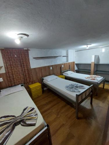 贝洛奥里藏特Hostel BH的带两张床和镜子的客房