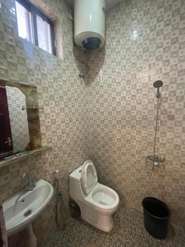 Mwana KerekweFuraha Suite Apartment的一间带卫生间和水槽的浴室